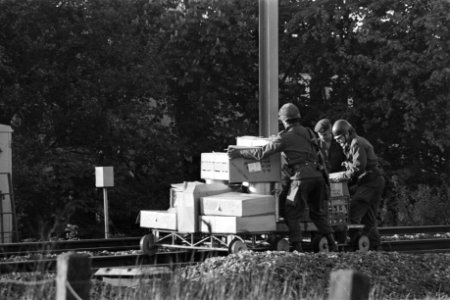 Derde dag gijzeling trein De Punt soldaten bij lorry met eten, Bestanddeelnr 929-1974