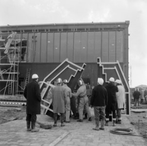 Derde dag bouw Antwoord Kerk 64 te Hoogvliet, de bouw, Bestanddeelnr 917-0080