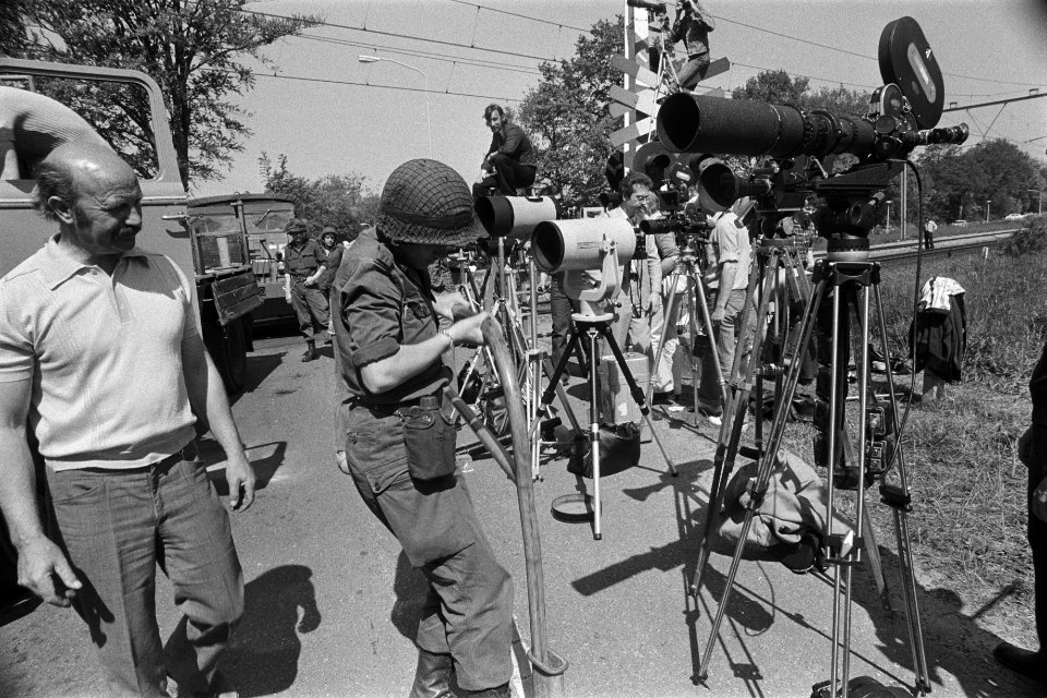 Derde dag gijzeling trein De Punt fotografen bij overgang, Bestanddeelnr 929-1976
