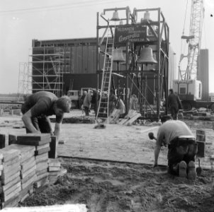 Derde dag bouw Antwoord Kerk 64 te Hoogvliet, op voorgr zijn de stratenmakers aa, Bestanddeelnr 917-0075