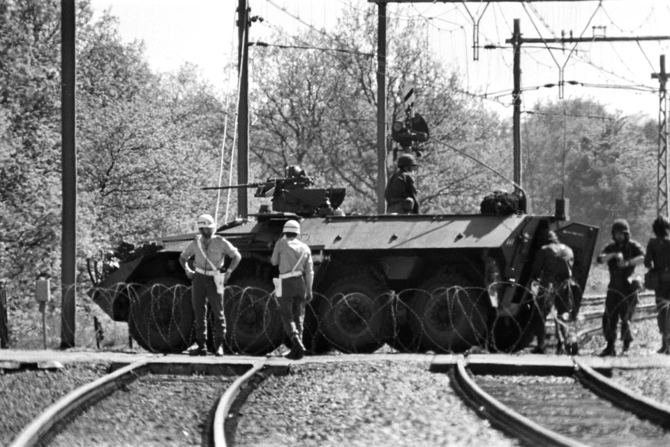 Derde dag gijzeling trein De Punt pantservoertuig en prikkeldraad op overgang, Bestanddeelnr 929-1971