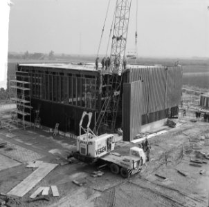 Derde dag bouw Antwoord Kerk 64 te Hoogvliet, op voorgr zijn de stratenmakers aa, Bestanddeelnr 917-0076