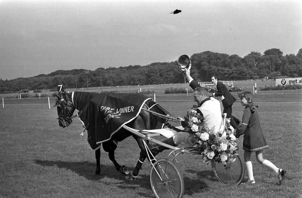 Derby K te Duindigt, ererondje Karin met J Hendrikx, Bestanddeelnr 925-7910