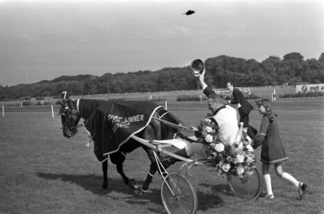 Derby K te Duindigt, ererondje Karin met J Hendrikx, Bestanddeelnr 925-7910