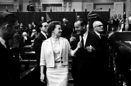 Derde dag TV-Debat Naast de publieke ingang van de Tweede Kamer was reeds de ee, Bestanddeelnr 914-9560