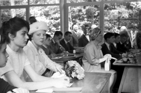 Derde dag Koninklijk bezoek aan Belgie, les in schoolbank v.l.n.r. Prinses Beatr, Bestanddeelnr 911-3046