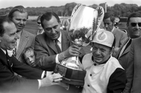 Derby K te Duindigt, J Hendrikx met beker, Bestanddeelnr 925-7911