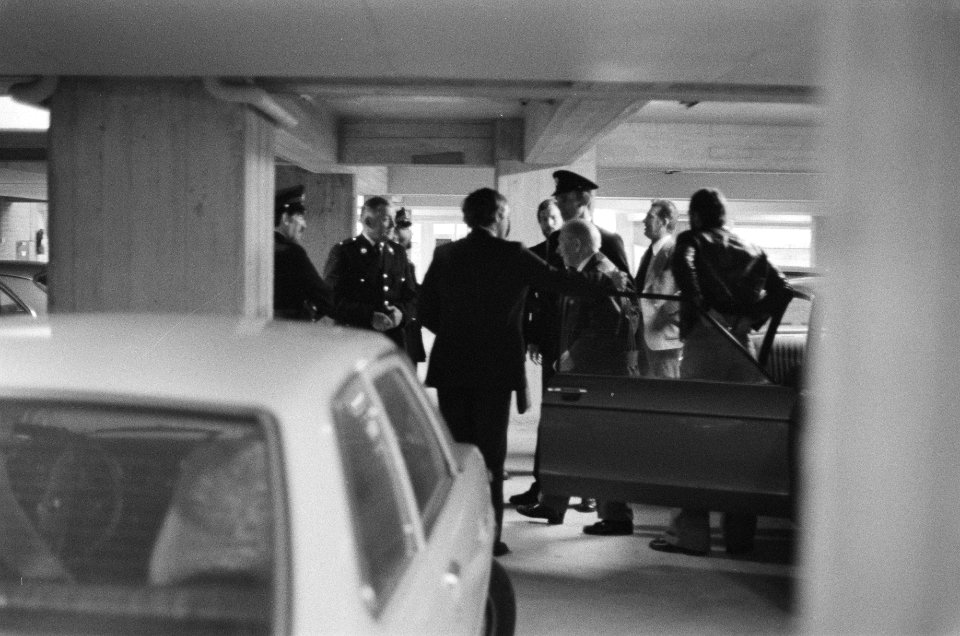 Derde dag proces Menten Menten bij aankomst in de parkeergarage, Bestanddeelnr 929-1756