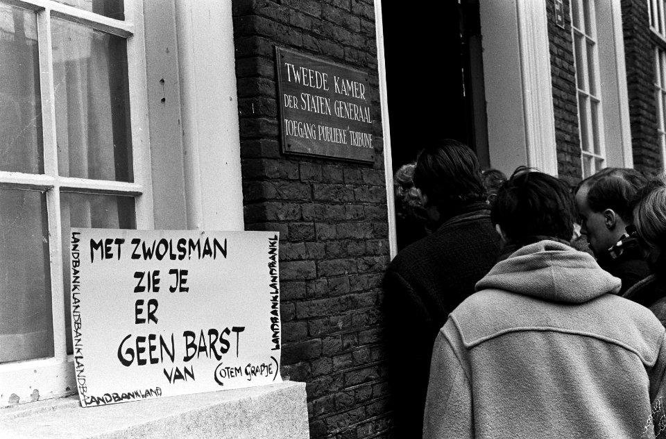 Derde dag TV-Debat Naast de publieke ingang van de Tweede Kamer was reeds de ee, Bestanddeelnr 914-9558