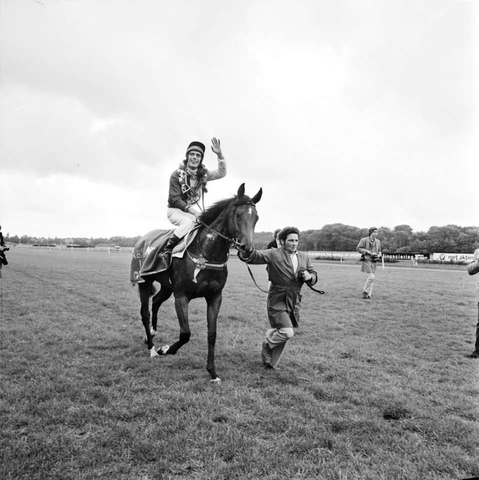 Derby op Duindigt, huldiging Queen of Roses S en berijdt R Wetemans, Bestanddeelnr 926-5621