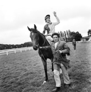 Derby op Duindigt, huldiging Queen of Roses S en berijdt R Wetemans, Bestanddeelnr 926-5622