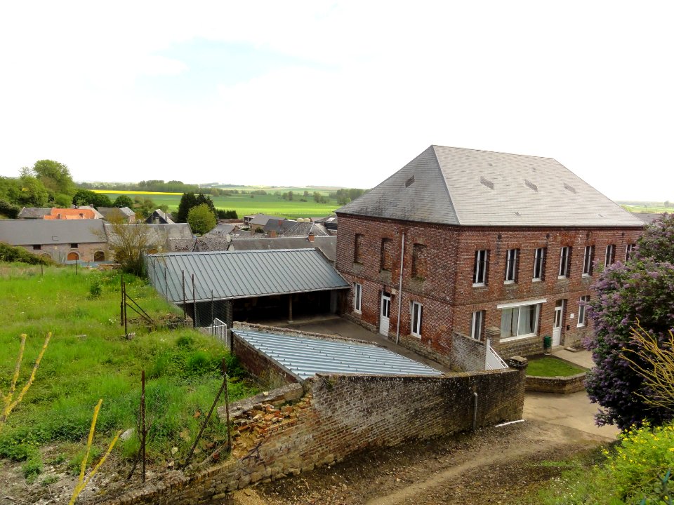 Dercy (Aisne) école et village vu du cimetière