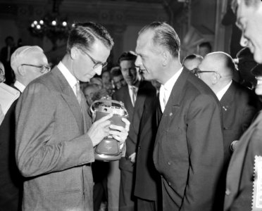 Derde dag van het bezoek van Koning Boudewijn Voorzitter van de NVF biedt Koning, Bestanddeelnr 910-5141
