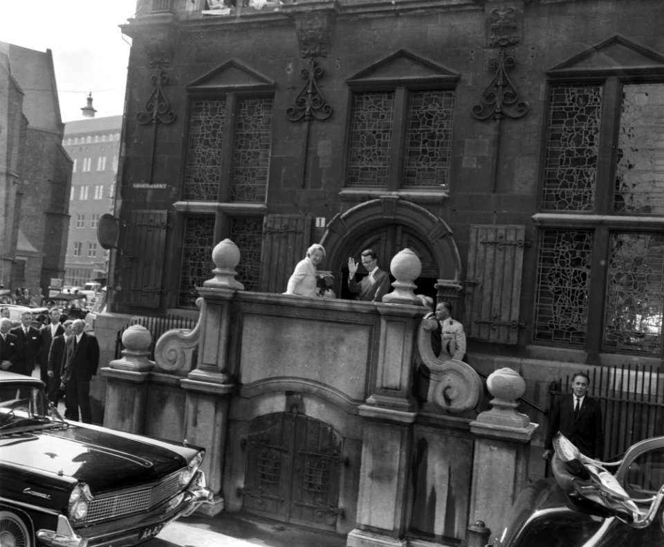 Derde dag van het bezoek van Koning Boudewijn Vertrek van gemeentehuis in Den Ha, Bestanddeelnr 910-5134