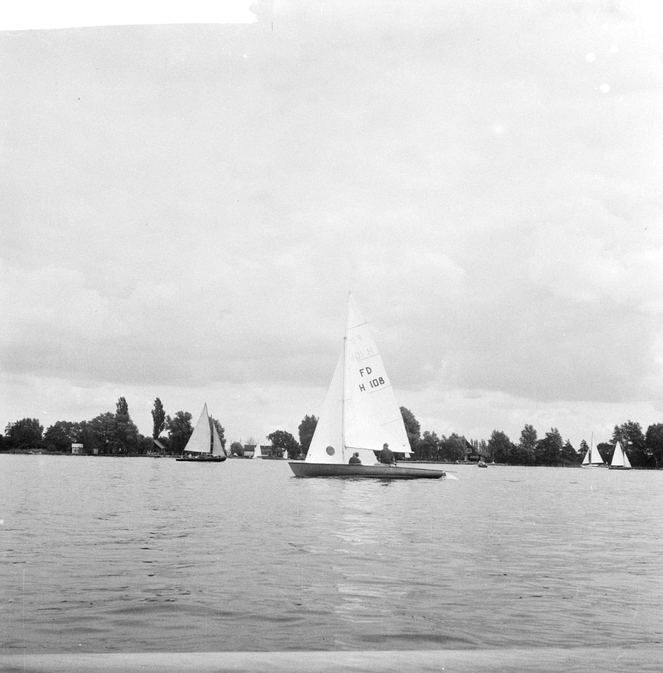 Derde dag van Internationale Hollandweek op Loosdrechtse Plassen . Zeilboten op , Bestanddeelnr 912-7847