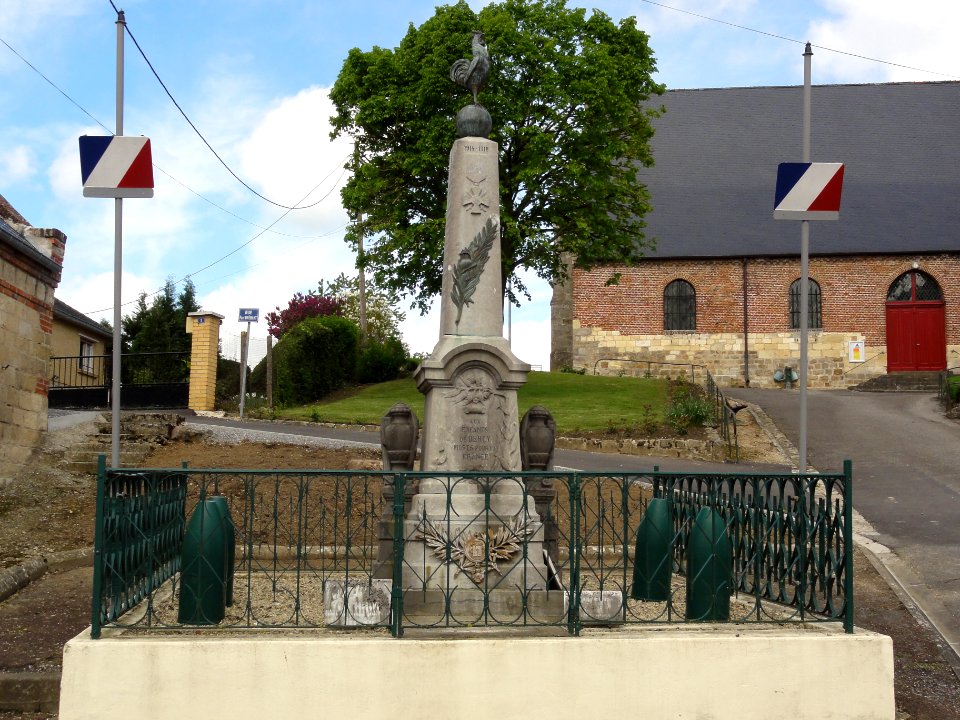 Dercy (Aisne) monument aux morts