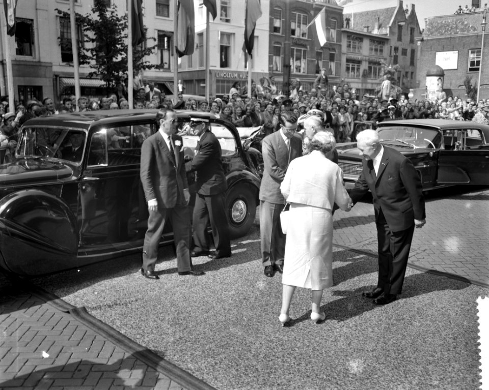 Derde dag van het bezoek van Koning Boudewijn Vertrek van gemeentehuis in Den Ha, Bestanddeelnr 910-5133