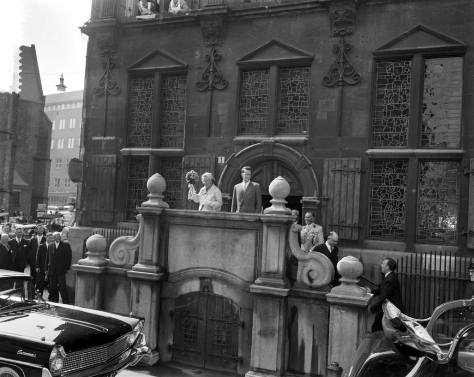 Derde dag van het bezoek van Koning Boudewijn Vertrek van gemeentehuis in Den Ha, Bestanddeelnr 910-5132