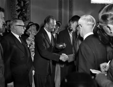Derde dag van het bezoek van Koning Boudewijn Voorzitter van de NVF biedt Koning, Bestanddeelnr 910-5140