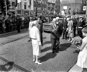 Derde dag van het bezoek van Koning Boudewijn Vertrek van gemeentehuis in Den Ha, Bestanddeelnr 910-5135