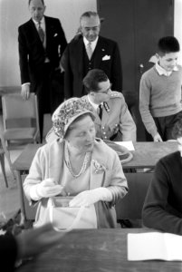 Derde dag Koninklijk bezoek aan Belgie, Koningin in schoolbank, Bestanddeelnr 911-3047