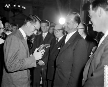 Derde dag van het bezoek van Koning Boudewijn Voorzitter van de NVF biedt Koning, Bestanddeelnr 910-5136