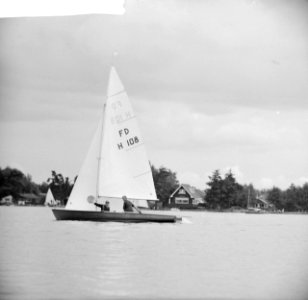 Derde dag van Internationale Hollandweek op Loosdrechtse Plassen . Zeilboten op , Bestanddeelnr 912-7845