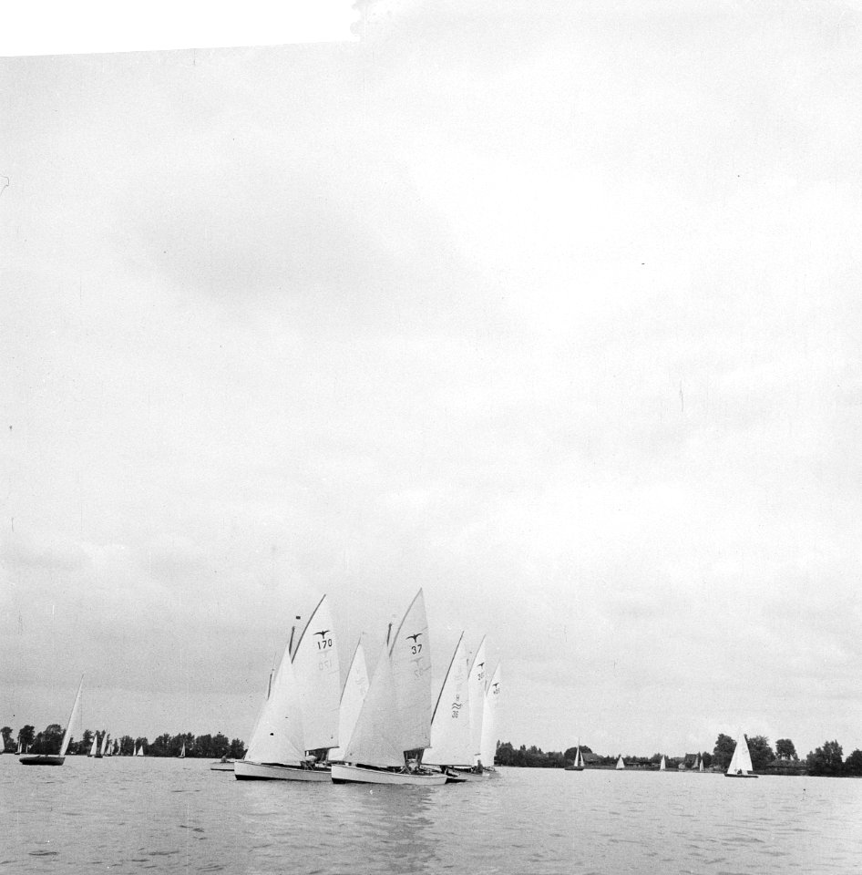 Derde dag van Internationale Hollandweek op Loosdrechtse Plassen . Zeilboten op , Bestanddeelnr 912-7844