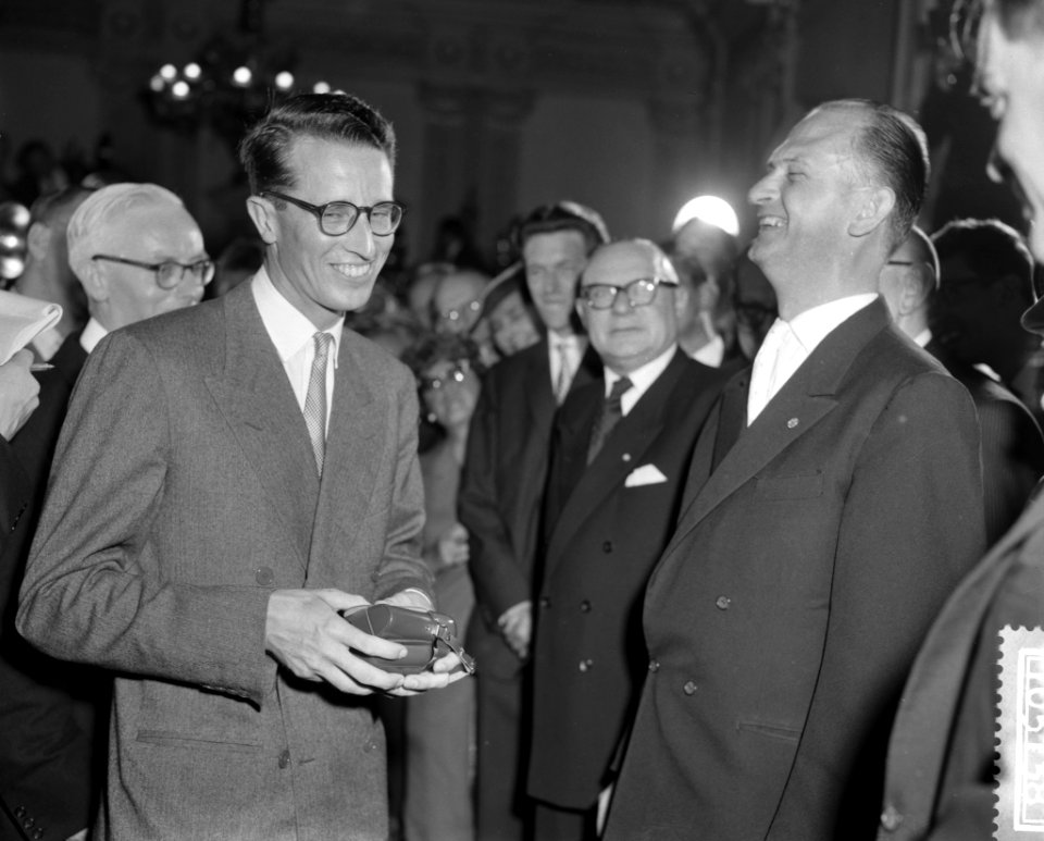 Derde dag van het bezoek van Koning Boudewijn Voorzitter van de NVF biedt Koning, Bestanddeelnr 910-5138