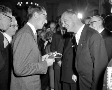 Derde dag van het bezoek van Koning Boudewijn Voorzitter van de NVF biedt Koning, Bestanddeelnr 910-5139