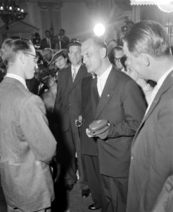 Derde dag van het bezoek van Koning Boudewijn Voorzitter van de NVF biedt Koning, Bestanddeelnr 910-5137
