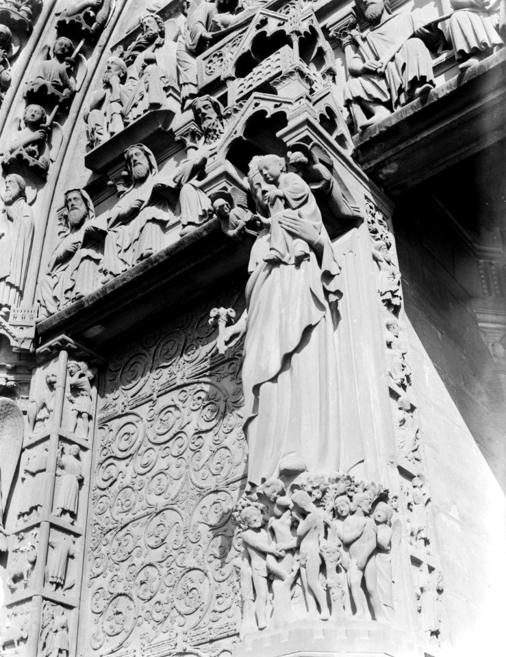 Detail beeldhouwerk van gotische toegangspoort van de Notre Dame te Parijs, Bestanddeelnr 190-0732