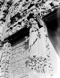 Detail beeldhouwerk van gotische toegangspoort van de Notre Dame te Parijs, Bestanddeelnr 190-0732
