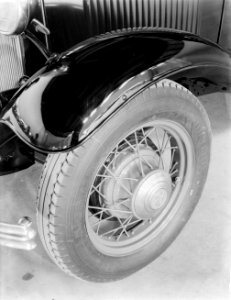 Detail van een Ford auto Spaakwiel, band en spatboord, Bestanddeelnr 252-0949