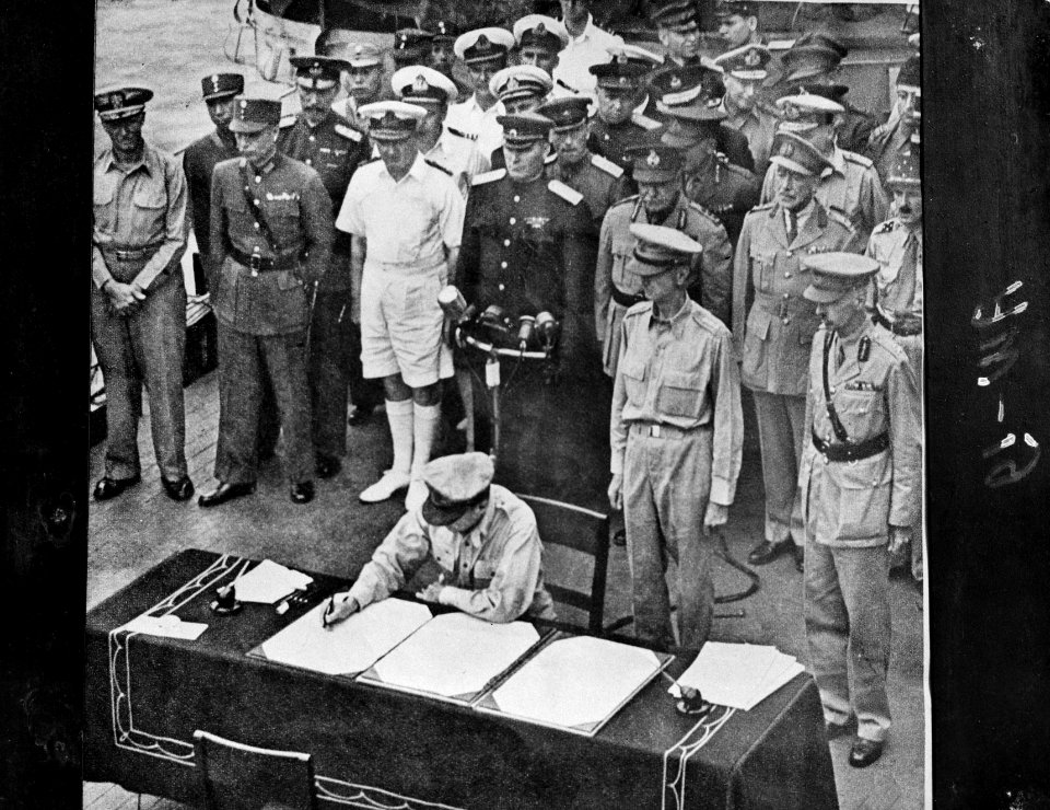 Detail van de reproductie van een krantenfoto waarop Generaal Douglas MacArthur , Bestanddeelnr 10030