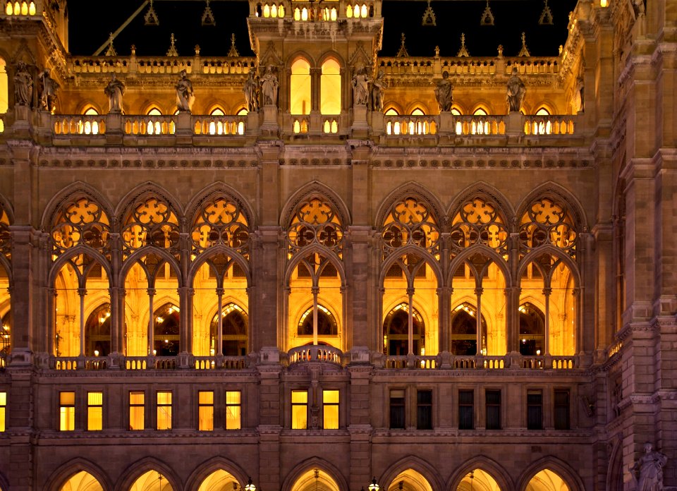 Detail façade neues Rathaus Vienna night