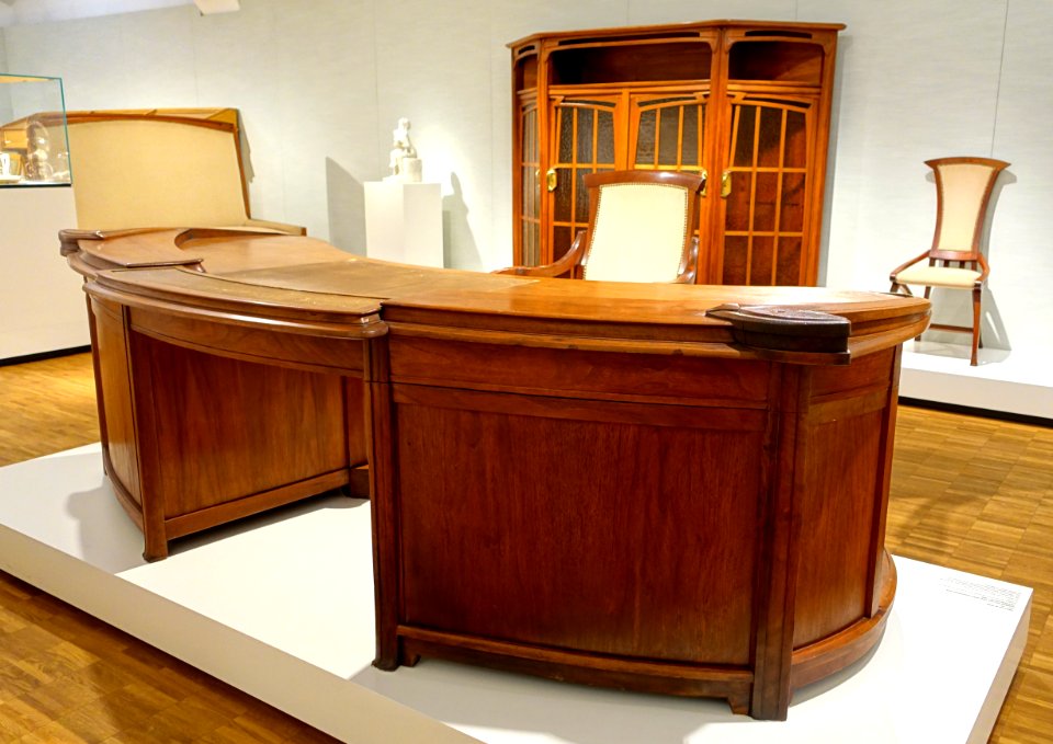 Desk from the director's room of the Revue Blanche, by Henry van de Velde, 1899, walnut, leather, brass, view 2 - Hessisches Landesmuseum Darmstadt - Darmstadt, Germany - DSC00713
