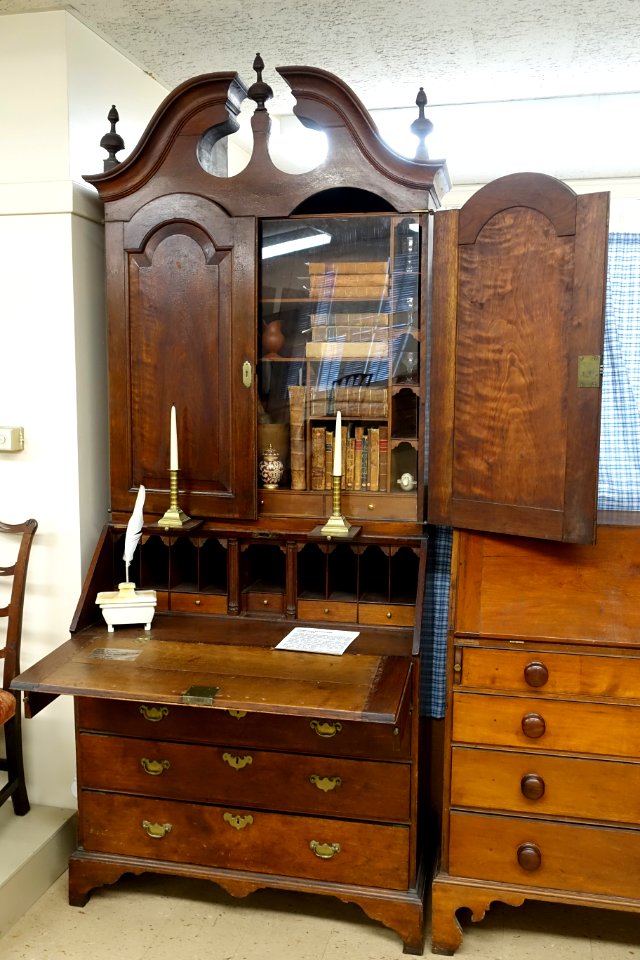 Desk and bookcase, Queen Anne style, 1730-1735 - Dedham Historical Society - Dedham Massachusetts - DSC04163
