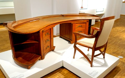 Desk from the director's room of the Revue Blanche, by Henry van de Velde, 1899, walnut, leather, brass, view 1 - Hessisches Landesmuseum Darmstadt - Darmstadt, Germany - DSC00711