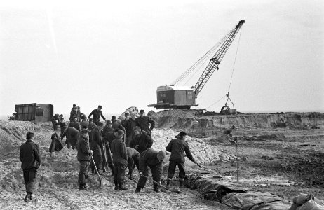 Dijkdichting op Schiermonnikoog door landmacht (200 man), Bestanddeelnr 913-5489
