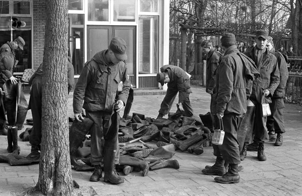 Dijkdichting op Schiermonnikoog door landmacht (200 man), Bestanddeelnr 913-5491