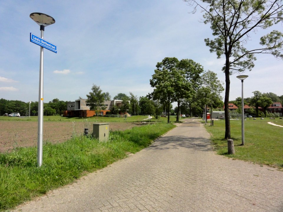 Dolphia (Enschede) Louis Bothastraat met terrein van gesloopte huizen, links De Kei