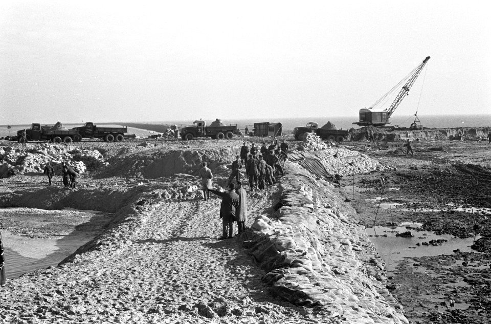 Dijkdichting op Schiermonnikoog door landmacht (200 man), Bestanddeelnr 913-5484