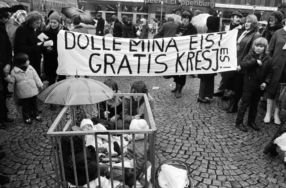 Dolle Minas vieren eenjarig bestaan, Amsterdam demonstratie voor gratis kresje, Bestanddeelnr 924-2211