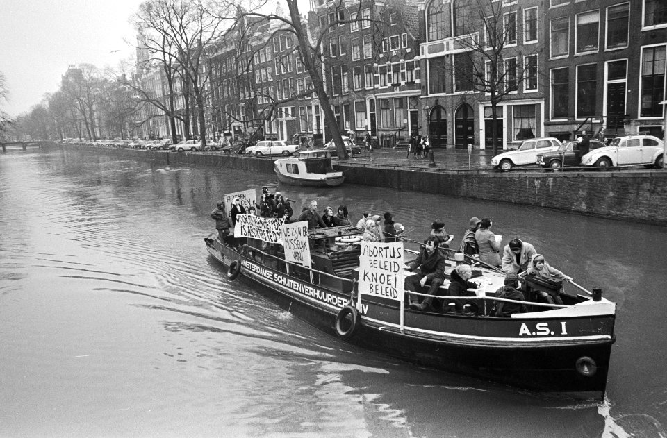Dolle Minas vieren eenjarig bestaan, Amsterdam Dolle Minas op boot met borden, Bestanddeelnr 924-2212