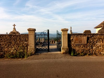 Dolomieu - Cimetière, entrée photo