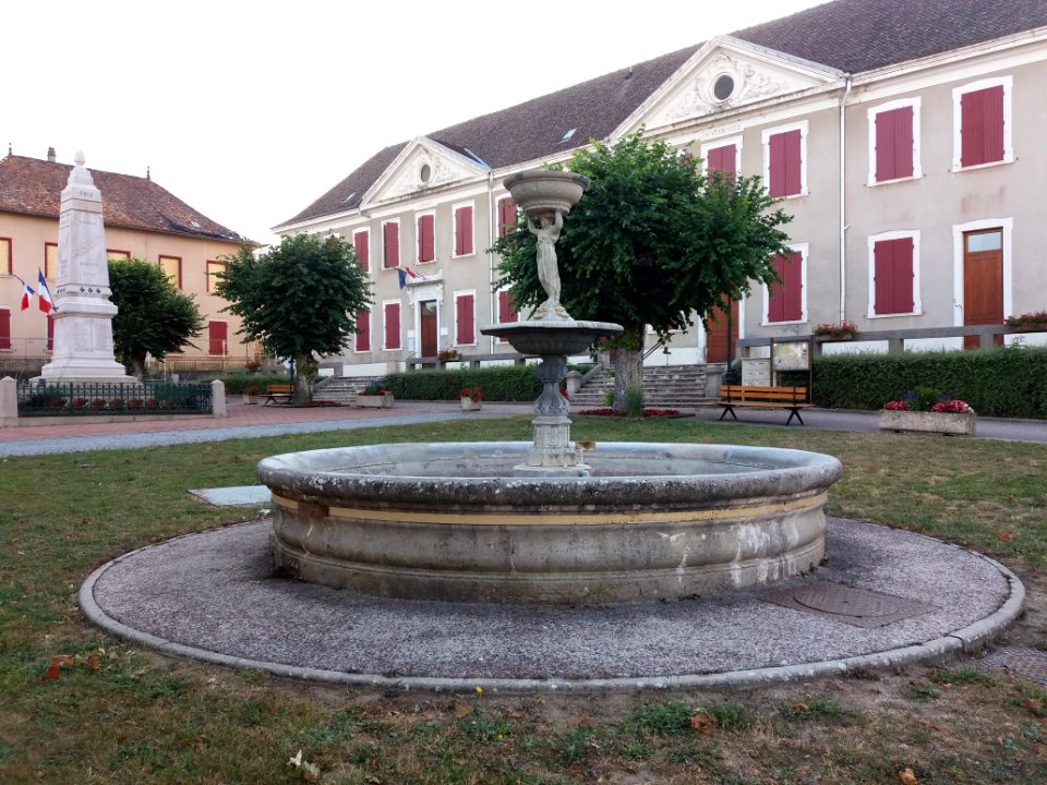 Dolomieu - Fontaine, monument aux morts et école primaire