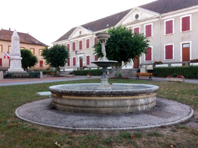Dolomieu - Fontaine, monument aux morts et école primaire