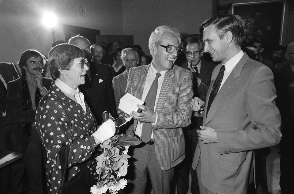 Dolman (voorzitter, PvdA, rechts) feliciteert Marcus Bakker (CPN, midden) uiter, Bestanddeelnr 931-7972