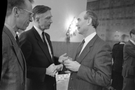 Dolman (links) schudt fractievoorzitter van het CDA Bert de Vries de hand, Bestanddeelnr 934-3808